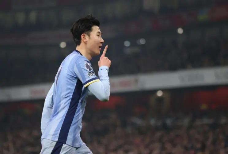 关于国安场边指挥情绪激动，孙兴慜队员怒摔水瓶的信息